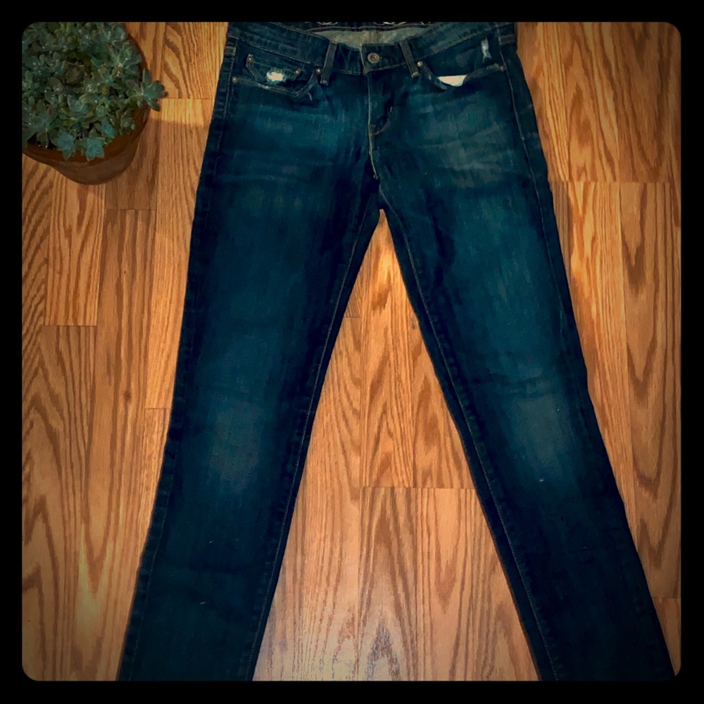 Levi’s skinny slight curve